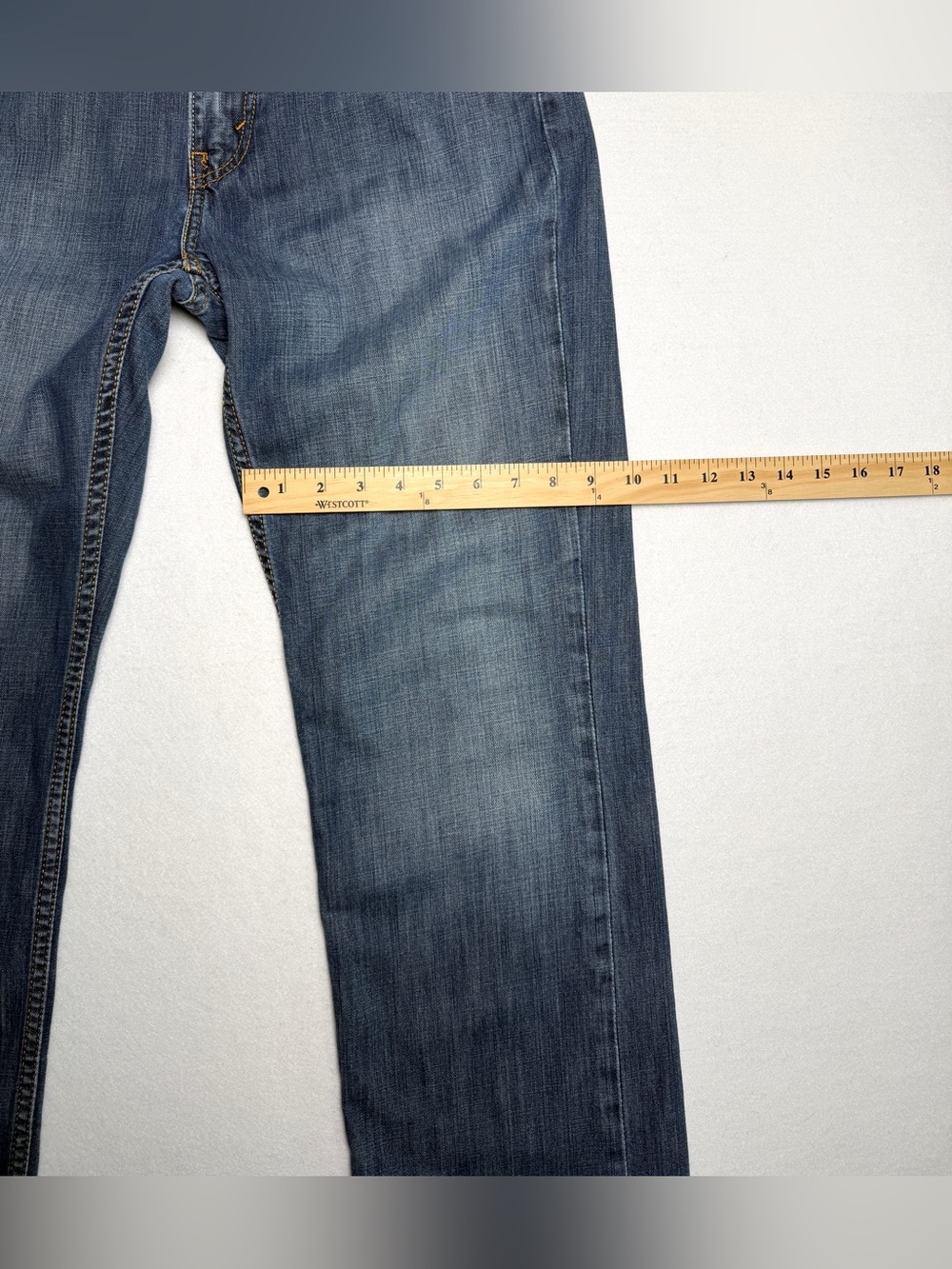 Levi's 514 Straight Fit Jeans Medium Wash Actual Size 32X31 READ DESCRIPTION - Picture 10 of 15